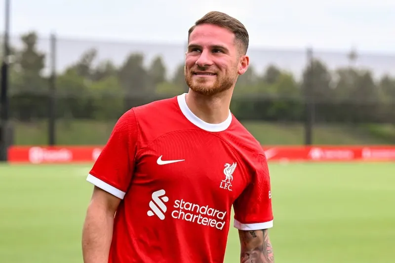 HLV Jurgen Klopp đã chào đón tân binh đầu tiên là tiền vệ Alexis Mac Allister từ Brighton.
