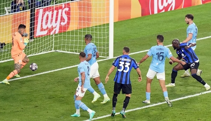 Ederson cứu thua bằng… đầu gối từ cú đánh đầu cận thành của cầu thủ vào thay người Lukaku.