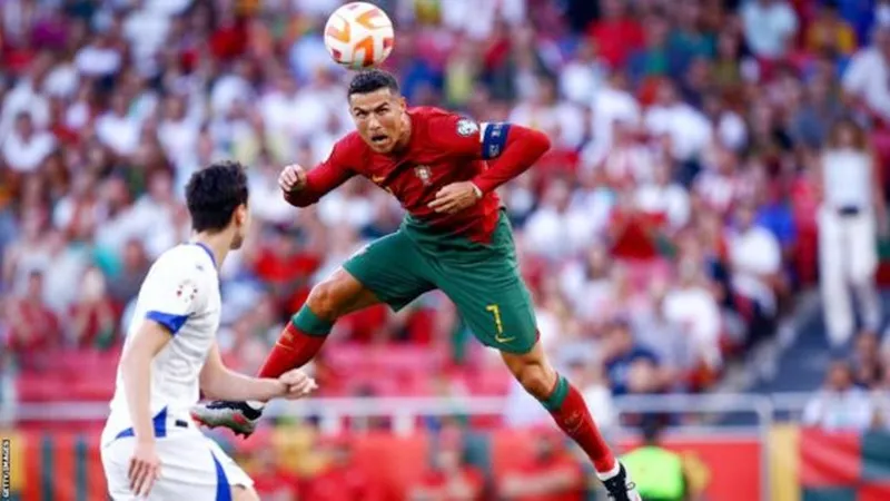 Cristiano Ronaldo đã chơi trọn vẹn trận thứ 199 của anh cho đội tuyển. Cristiano Ronaldo đã chơi trọn vẹn trận thứ 199 của anh cho đội tuyển.