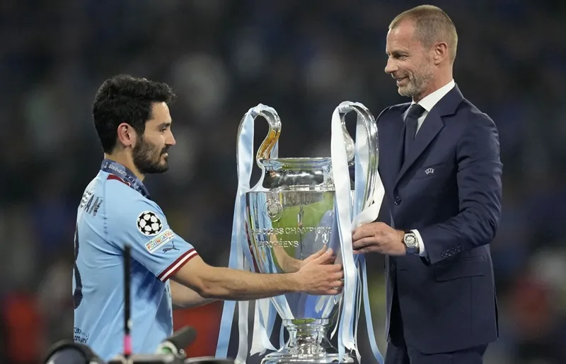 Chủ tịch Aleksander Ceferin trao chiếc cúp danh giá nhất thế giới cấp CLB là Champions League.