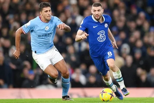 Mateo Kovacic (phải) đã sẵn sàng đổi màu áo xanh của Man.City.