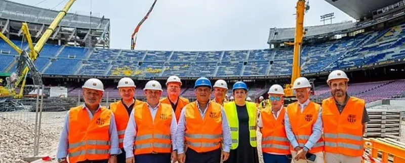 Chủ tịch Joan Laporta trên công trường cải tạo sân Camp Nou. Chủ tịch Joan Laporta trên công trường cải tạo sân Camp Nou.