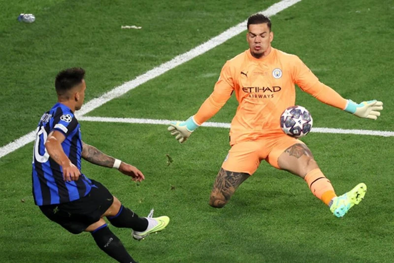 Ederson là người hùng với một số pha cứu thua quan trọng trong trận chung kết Champions League.