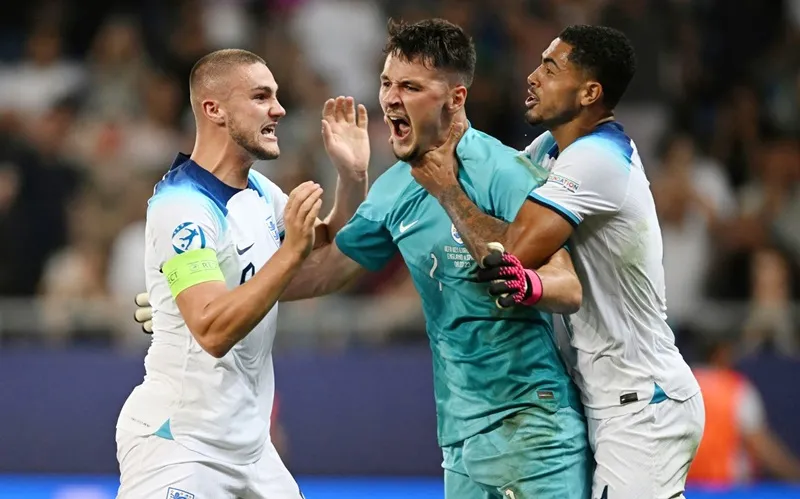 Thủ môn James Trafford là người hùng khi cản phá thành công quả phạt đền ở phút 98. Thủ môn James Trafford là người hùng khi cản phá thành công quả phạt đền ở phút 98.