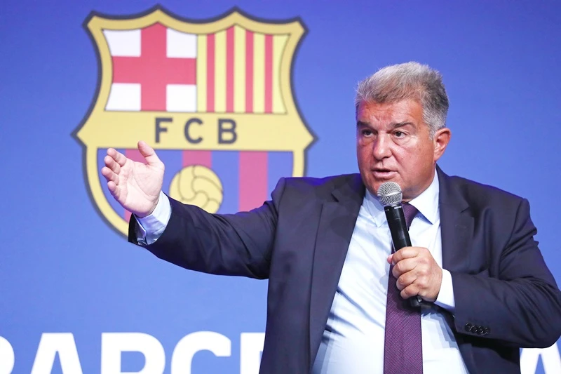 Barcelona sắp được minh oan, nhưng Chủ tịch Joan Laporta vẫn đang vướng vào rắc rối.