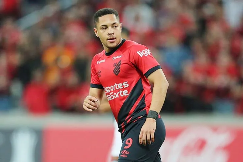 Barcelona vừa ký tiền đạo 18 tuổi người Brazil, Vitor Roque với giá 40 triệu euro, nhưng anh chỉ đến vào mùa hè tới.