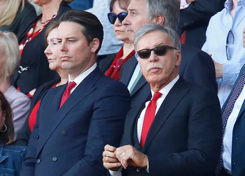 Stan Kroenke (phải) và con trai Josh, người đang đảm nhận vai trò Giám đốc của Arsenal.