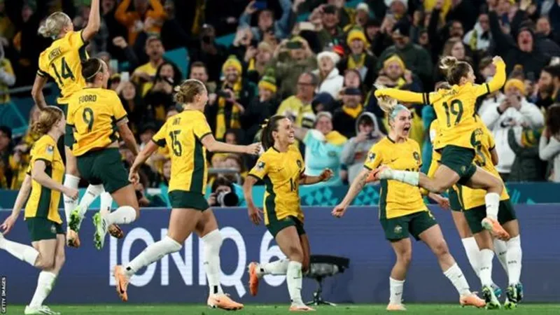 Đồng chủ nhà Australia mở màn World Cup nữ 2023 với chiến thắng 1-0 trước CH Ailen. Đồng chủ nhà Australia mở màn World Cup nữ 2023 với chiến thắng 1-0 trước CH Ailen.