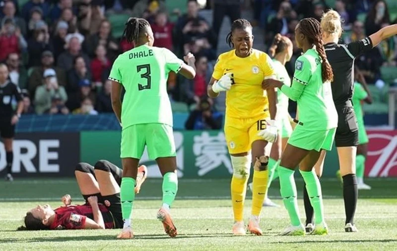 Thủ môn Chiamaka Nnadozie xuất sắc giúp Nigeria giành trận hòa quý giá 0-0 trước Canada.