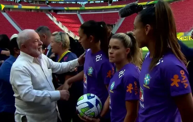 Tổng thống Brazil, Luiz Inacio Lula da Silva động viên các tuyển thủ trước khi lên đường.