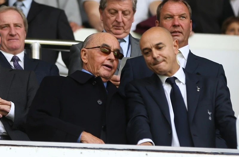 Chủ sở hữu của Tottenham, Joe Lewis (trái) đã chỉ thị cho Chủ tịch Daniel Levy rằng ông không không muốn mất trắng Harry Kane vào mùa hè tới.