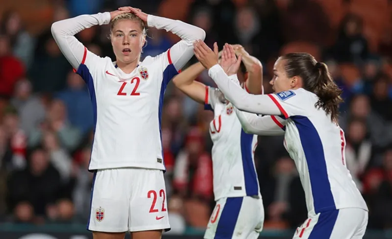 Các cô gái Na Uy chưa biết thắng và có vẻ không mạnh như từng vào tứ kết cách đây 4 năm. Các cô gái Na Uy chưa biết thắng và có vẻ không mạnh như từng vào tứ kết cách đây 4 năm.