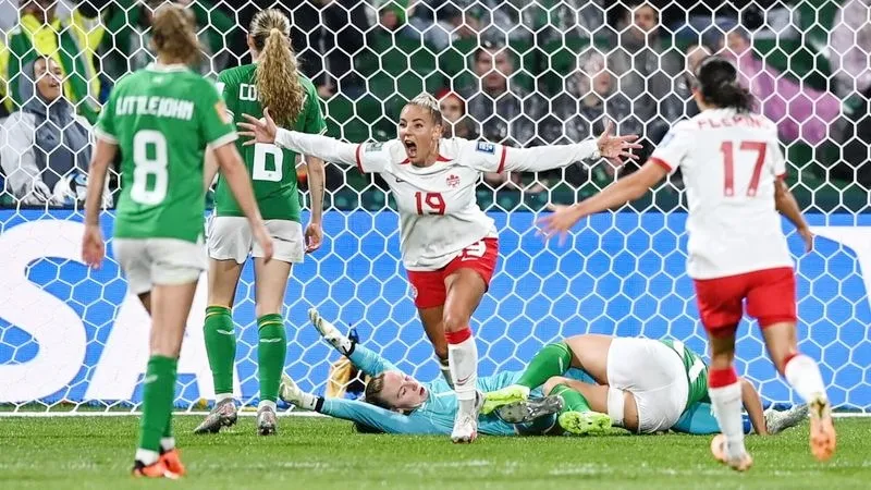 Canada vượt qua những rắc rối lớn để ngược dòng thắng lại CH Ailen 2-1
