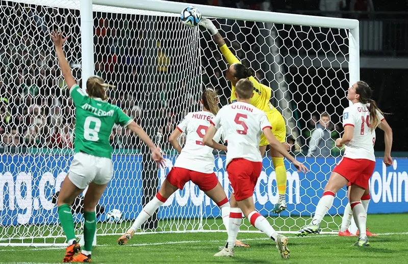 Siêu phẩm ghi bàn từ quả đá phạt góc của đội trưởng Katie McCabe của CH Ailen.