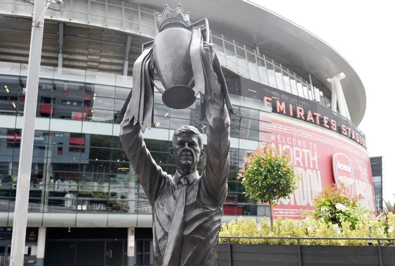 Tượng HLV Arsene Wenger nâng cao cúp vô địch Premier League được khánh thành bên ngoài sân Emirates.