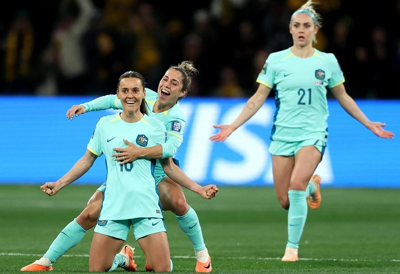 Tiền vệ Haley Raso ghi cú đúp ngay trong hiệp một giúp Australia tự tin quật ngã Canada 4-0.