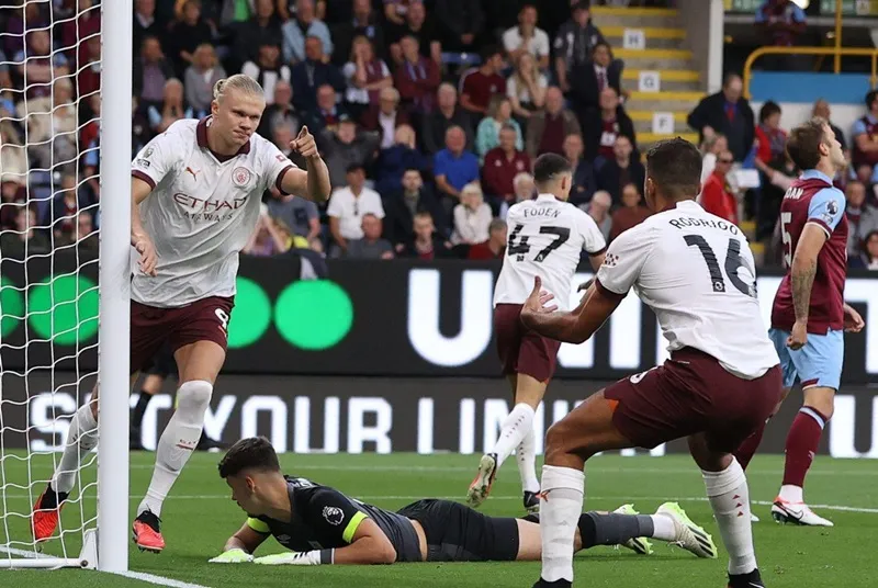 Erling Haaland đã nhanh chóng tỏa sáng với cú đúp trong chiến thắng 3-0 trên sân Burnley.