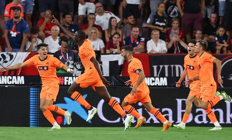 Valencia đã giành chiến thắng 2-1 trước chủ nhà Sevilla phải chơi thiếu người.