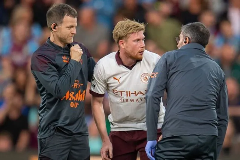 Kevin De Bruyne tái phát chấn thương phải rời sân ở phút 23.