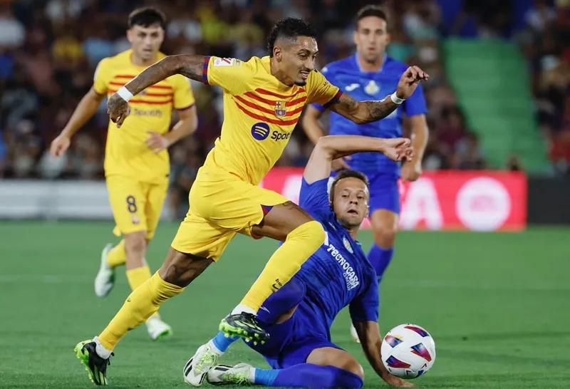 Đương kim vô địch Barcelona hòa Getafe 0-0 trong một diễn biến có 9 chiếc thẻ vàng và 3 thẻ đỏ.