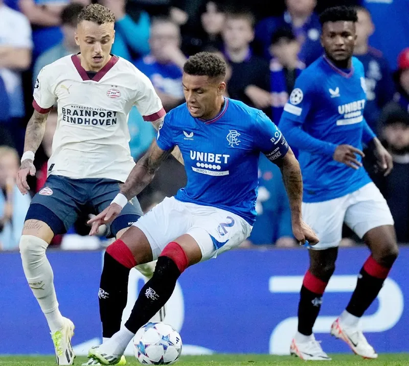 Rangers hai lần hoang phí lợi thế dẫn bàn để PSV Eindhoven cầm hòa 2-2 ở lượt đi vòng play-off Champions League.