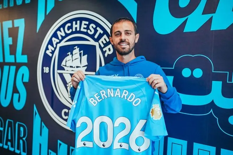 Bernardo Silva gia hạn với Man.City để hoàn thành giấc mơ thắng 4 Premier League liên tiếp.