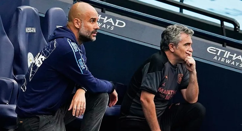 Trợ lý Juanma Lillo luôn sát cánh với Pep Guardiola trên sân đấu.