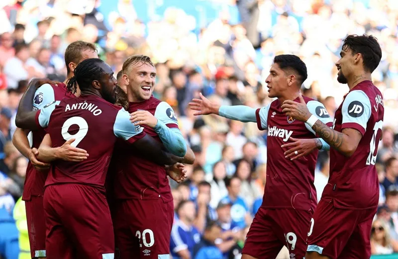 West Ham soán ngôi đầu của Brighton sau chiến thắng ấn tượng 3-1 ngay trên sân đối thủ. West Ham soán ngôi đầu của Brighton sau chiến thắng ấn tượng 3-1 ngay trên sân đối thủ.
