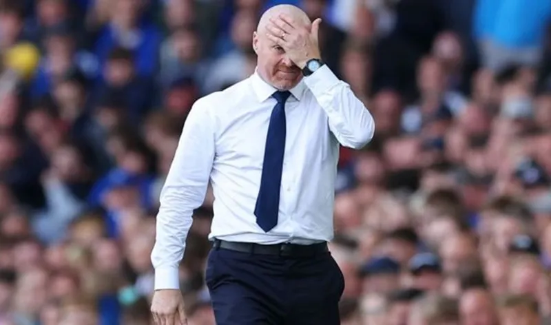 HLV Sean Dyche cảm nhận áp lực mất việc sau trận thua thứ 3 liên tiếp của Everton mà không ghi bàn. HLV Sean Dyche cảm nhận áp lực mất việc sau trận thua thứ 3 liên tiếp của Everton mà không ghi bàn.