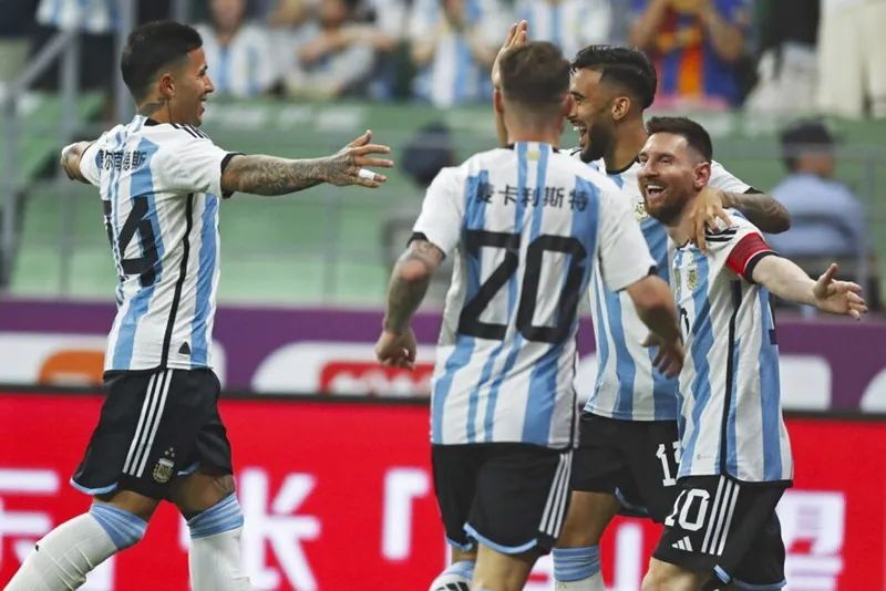 Lionel Messi dẫn dắt nhà vô địch thế giới Argentina trong các trận mở màn vòng loại World Cup 2026 gặp Ecuador và Bolivia.