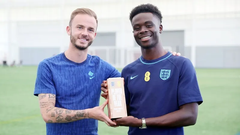 Tiền đạo Bukayo Saka năm thứ 2 liên tiếp được vinh danh Cầu thủ xuất sắc nhất năm của nước Anh. 