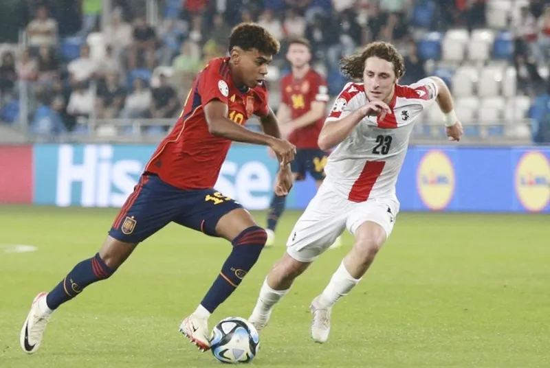 Lamine Yamal trước đó trở thành cầu thủ trẻ nhất ra mắt đội tuyển nam Tây Ban Nha. Lamine Yamal trước đó trở thành cầu thủ trẻ nhất ra mắt đội tuyển nam Tây Ban Nha.