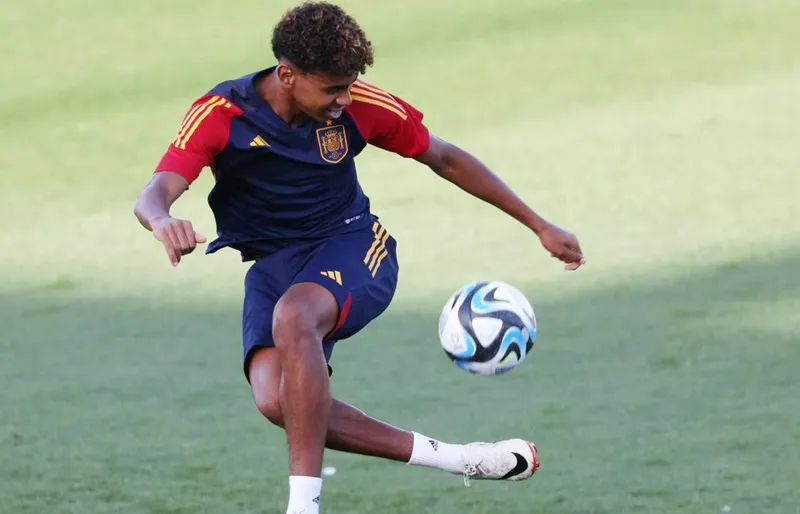 HLV đội tuyển Tây Ban Nha Luis de la Fuente ấn tượng với kỹ năng của sao trẻ Barcelona. HLV đội tuyển Tây Ban Nha Luis de la Fuente ấn tượng với kỹ năng của sao trẻ Barcelona.