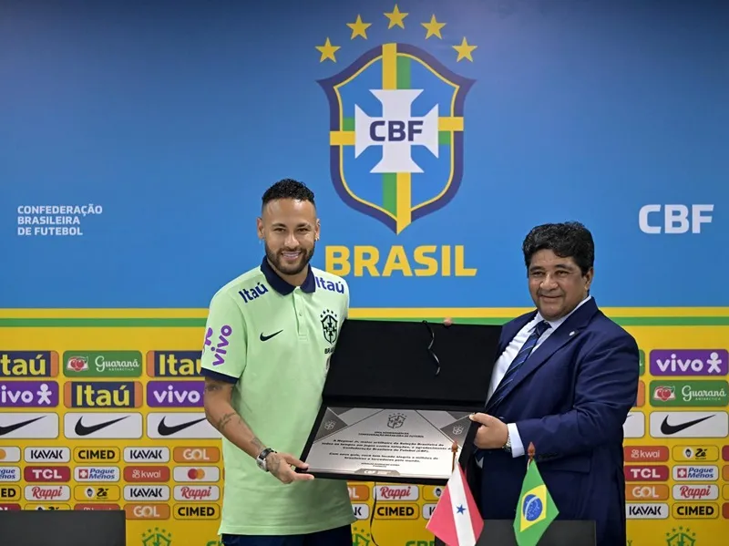 Chủ tịch liên đoàn bóng đá Brazil, Ednaldo Rodrigues trao bảng chứng nhận cho Neymar.