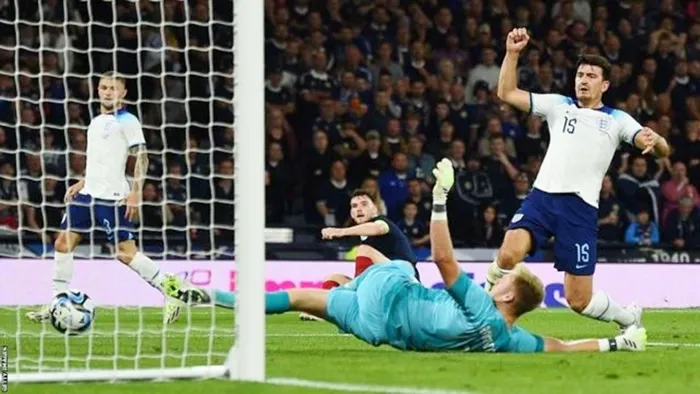 Harry Maguire sau khi vào sân đã vụng về ghi bàn phản lưới nhà.