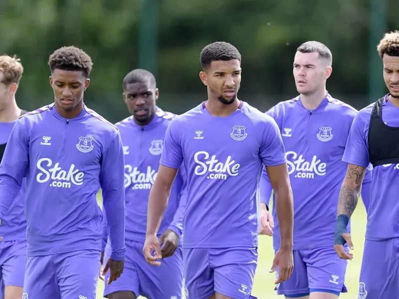 Everton sẽ có chủ sở hữu mới là công ty đầu tư 777 Partners của Mỹ. Everton sẽ có chủ sở hữu mới là công ty đầu tư 777 Partners của Mỹ.