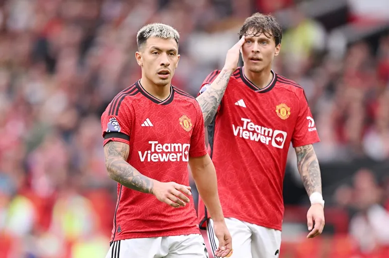 Cặp trung vệ Lisandro Martinez và Victor Lindelof được cho đã “ẩu đả sau màn trình diễn phòng ngự thảm họa.