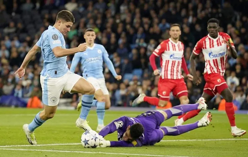 Julian Alvarez tinh tế vượt qua thủ môn đối thủ trước khi ghi bàn gỡ hòa 1-1. Julian Alvarez tinh tế vượt qua thủ môn đối thủ trước khi ghi bàn gỡ hòa 1-1.