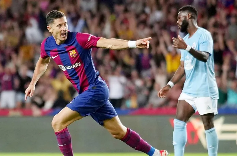 Robert Lewandowski ghi 2 bàn thắng muộn giúp Barcelona ngược dòng thắng Celta Vigo 3-2.