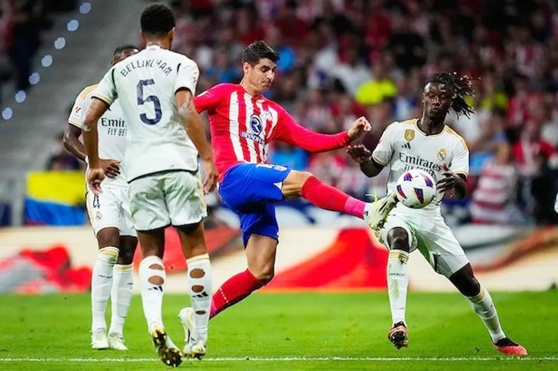 Tiền đạo Alvaro Morata đã chói sáng để giúp Atletico chặn đà tiến của kình địch Real. Tiền đạo Alvaro Morata đã chói sáng để giúp Atletico chặn đà tiến của kình địch Real.