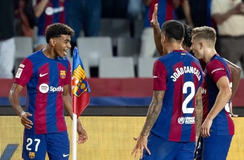 Barcelona trở lại ngôi đầu trước khi 2 đối thủ cạnh tranh Girona và Real Madrid đấu trực tiếp với nhau vào thứ Bảy.