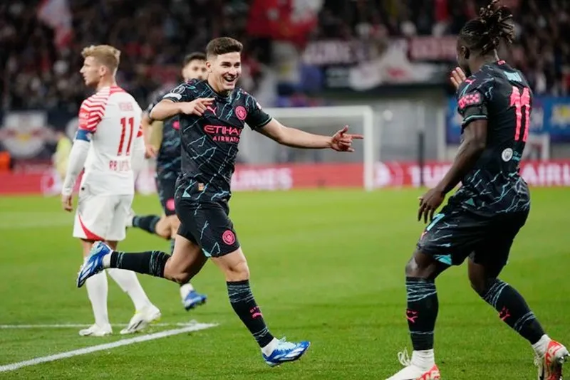 Julian Alvarez và Jeremy Doku vào sân và phối hợp nhau giúp Man.City thắng 3-1 tại Leipzig.