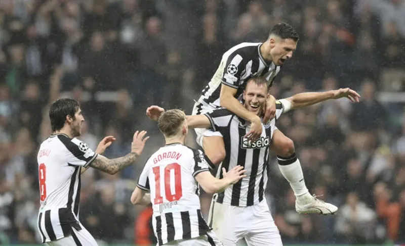 Newcastle đã xuất sắc đè bẹp cựu á quân Paris Saint-Germain đến 4-1.