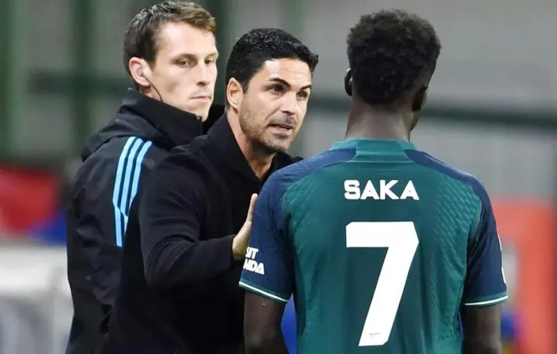 Bukayo Saka đang cố gắng để trở lại trong trận đấu đỉnh cao giữa Arsenal với Man.City.