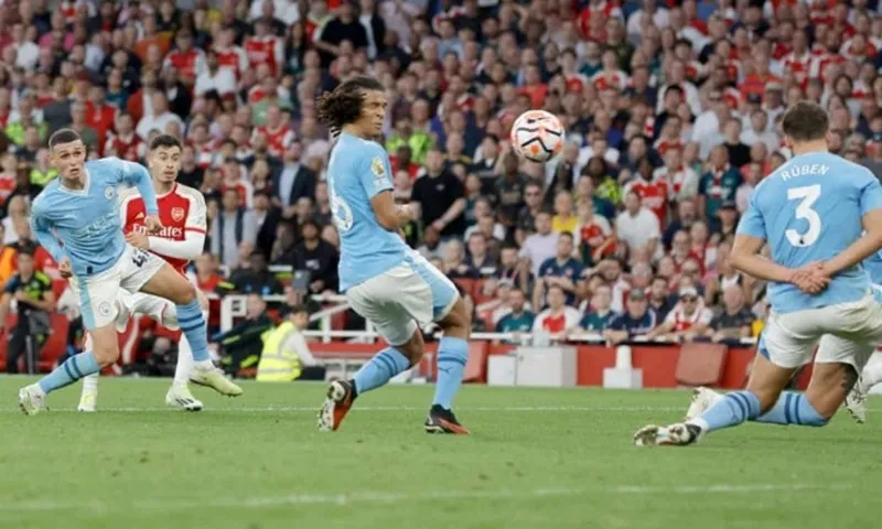 Pha lập công ở phút 86 của Gabriel Martinelli đánh bại thủ môn Ederson vì quả bóng đổi hướng.