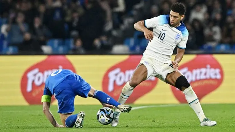 Jude Bellingham và tuyển Anh ở trận thắng 2-1 trên sân Italy tại lượt đi.