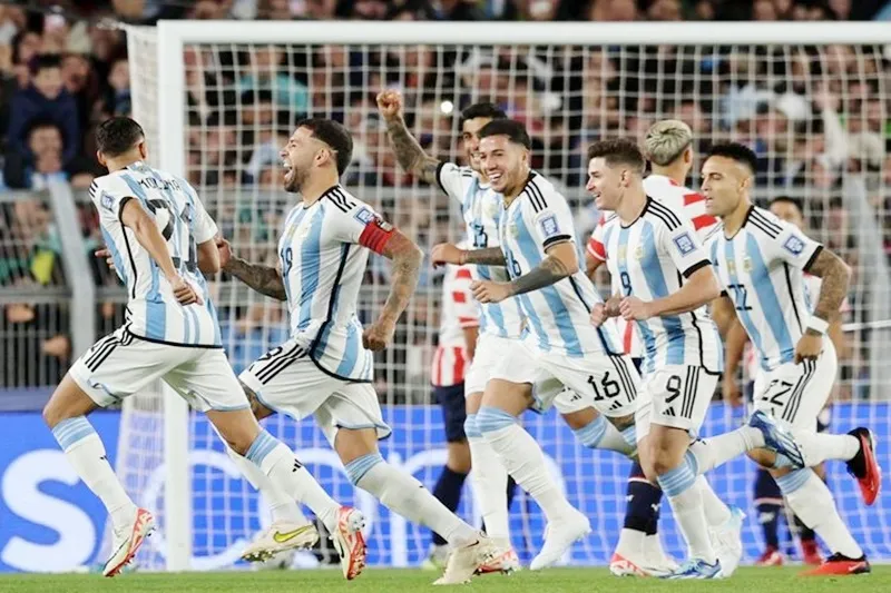 Siêu phẩm của trung vệ Nicolas Otamendi đủ giúp Argentina đánh bại Paraguay 1-0.