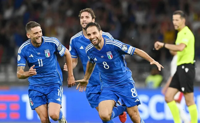 Giacomo Bonaventura trở thành cầu thủ lớn tuổi nhất ghi bàn thắng đầu tiên cho đội tuyển Italy.