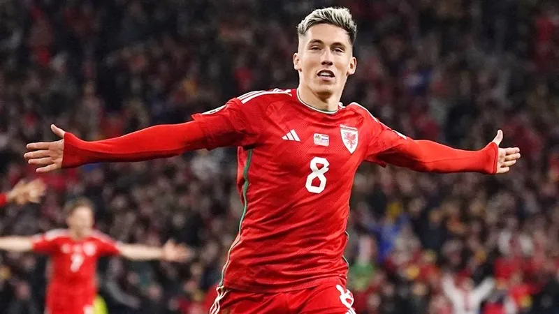 Harry Wilson sắm vai người hùng với cú đúp quan trọng nhất sự nghiệp cùng tuyển Xứ Wales.