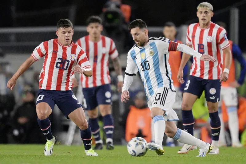 Lionel Messi đi bóng khi vào sân trong hiệp 2 trận thắng Paraguay.